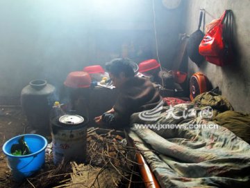 重度残疾男子匍匐在竹床上照料病父