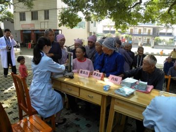 县民政局携手贺州市广济康复医院开展义诊活动