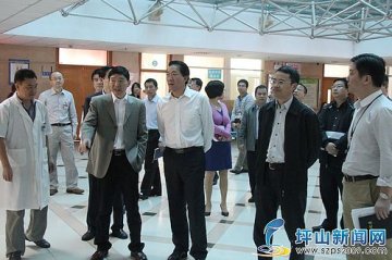 坪山新区领导调研新区医疗卫生事业发展