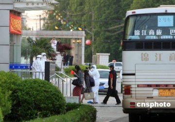 南航包机95名旅客解除医学观察 1人体温异常