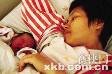 孕妇当街产下男婴 路人用雨伞帮其遮挡
