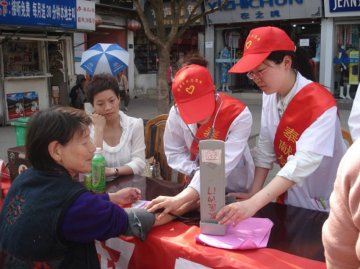 世博文化体验点歙县古城“小红帽”为游客服务