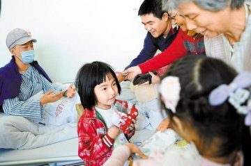 5岁女童上街发求助信救白血病母亲