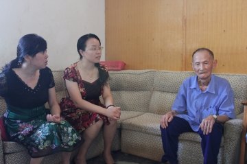 洪江区民政局为抗战老兵送医疗救助金