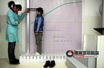 24岁男子患怪病身高仅1.3米 想赚钱娶老婆