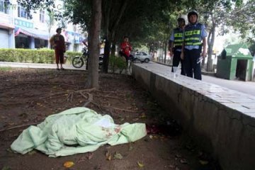 女子路边生下女婴婴儿窒息死亡