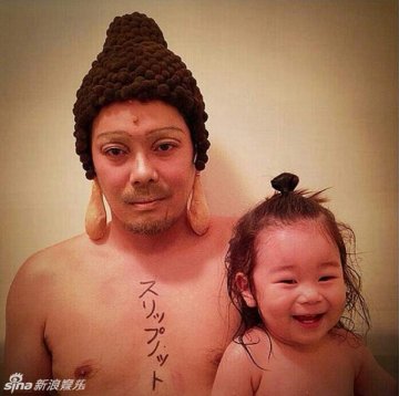 日本父女逗比泡澡照走红