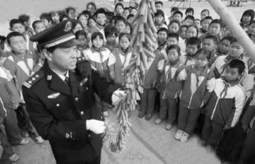 民警叔叔教小学生安全放鞭炮