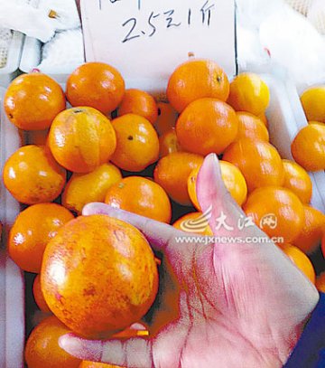 南昌现“染色橙子” 超市老板称像口红一样很正常