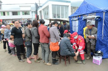 武警总医院国家地震紧急救援队转战清仁乡灾民安置点