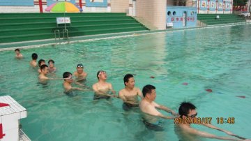市科委组织参加大坪医院游泳友谊赛