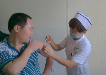省荣复军人第二医院安排全院职工接种出血热疫苗