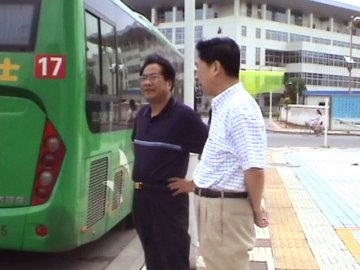 我校校领导、学工处老师和学生代表欢送毕业生毕业离校