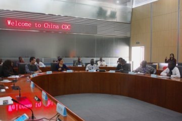 商务部非洲公共卫生管理与疾病防控研修团来我中心访问
