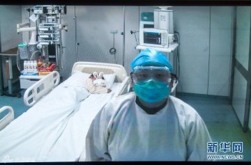 2.北京地坛医院护士利用远程系统介绍患者情况