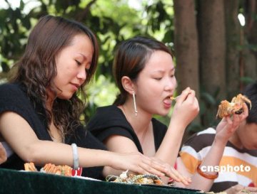 蟹黄蟹膏过度易致病 专家建议安全吃蟹记住三不