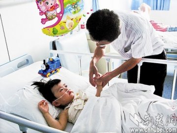 幼童趁父亲打盹爬窗坠楼 全身血量流失过半