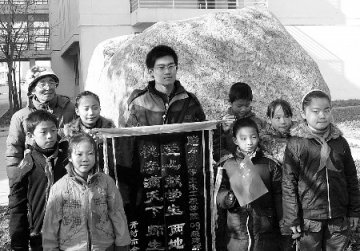 73岁患癌老人义务为农民工子女补课