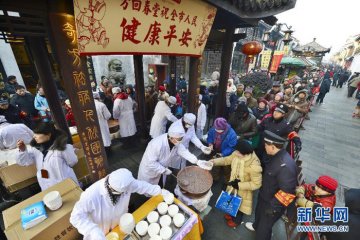 各地免费发放腊八粥 “白娘子”登场