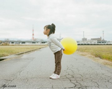 摄影师拍女儿嘟嘴亲吻传递温暖