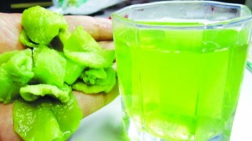 南京市场查出疑似染色莴笋干 泡水后褪色很严重