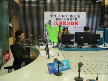 武警总医院前方忙救援 后方搞宣教