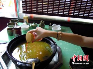 为拒回收油 成都一火锅店邀请食客“红墨泼青锅”