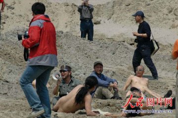 北京艺术工作者进行裸体创作 村民现场抗议