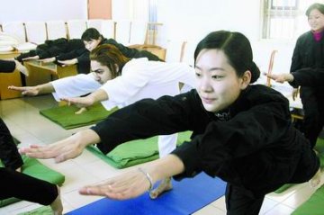 郑州巡警大队请印度留学生教警花瑜伽