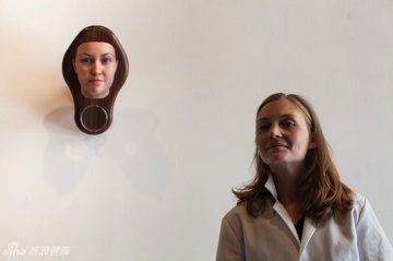 1.女士与其三维立体人脸比照