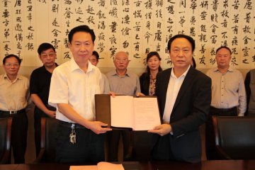 我校杰出校友吴以岭院士捐资一千万元设立南京中医药大学以岭教育发展基金