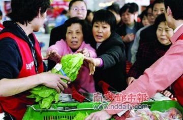 数百人排队购买3毛钱1斤的青菜
