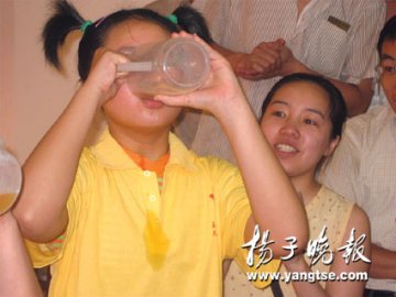 13岁小姑娘34秒喝下1公斤扎啤