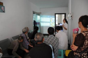 候诊厅里搭建起健康知识讲堂