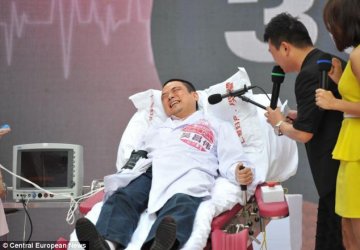 英媒关注中国男人体验分娩镇痛