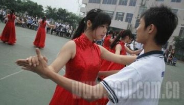 中学成人宣誓仪式上男生羞涩揽着女生跳舞