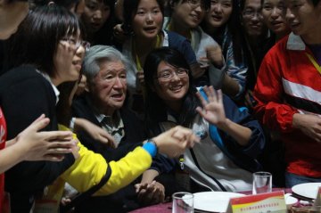 我校师生代表参加第七次唐仲英德育奖学金交流会