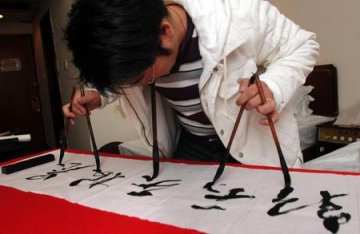 杭州奇人独辟蹊径可用五只笔同时写字