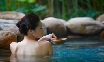 小猴子边泡温泉边玩手机 学习如何享受美妙温泉