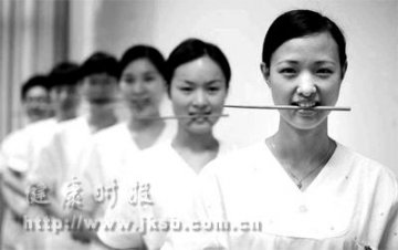 咬着筷子练微笑