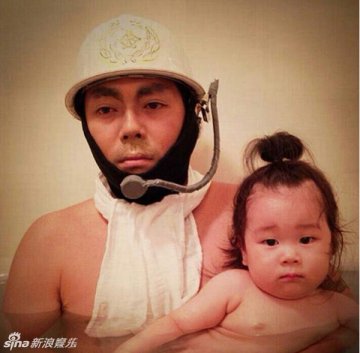 日本父女逗比泡澡照走红