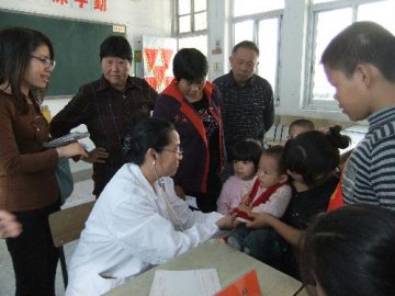 省侨办“送温暖医疗队”侨乡义诊