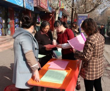3月5日，我局开展学雷锋活动，宣传城乡医疗救助工作