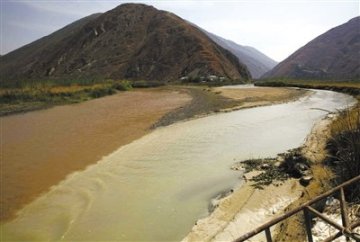 昆明一河流受污染变“牛奶”河 村民称水味辛辣