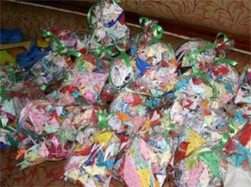 为受灾同胞祈福 京城妈妈折10万纸鹤送灾区