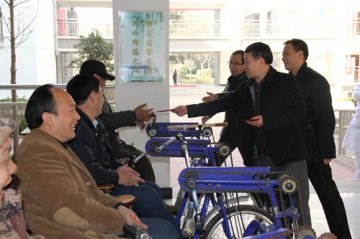 省厅双拥办杜赟主任到省荣康医院慰问残疾军人和离退休干部