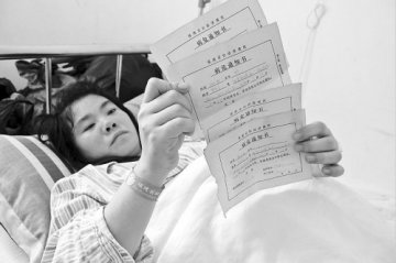 女子一胎生出4男孩 肺部发育不好每日花费近2万