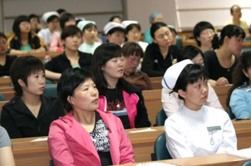 院校召开庆祝“5.12”国际护士节报告会
