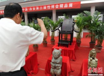 性偶机器人亮相西安 参观询问的市民络绎不绝