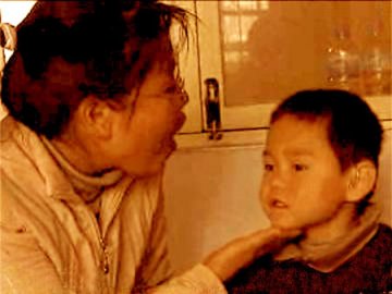 女研究生十年无悔教聋哑孩子说话
